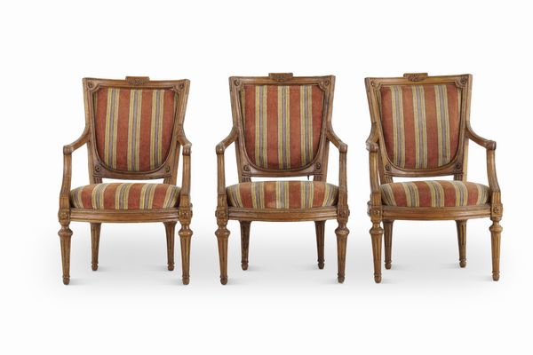 Tre poltrone Luigi XVI in noce intagliato. Francia XVIII secolo  - Asta Antiquariato - Associazione Nazionale - Case d'Asta italiane