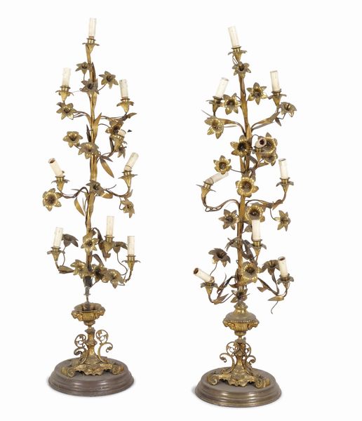 Coppia di lampade in metallo dorato. XIX-XX secolo  - Asta Antiquariato - Associazione Nazionale - Case d'Asta italiane