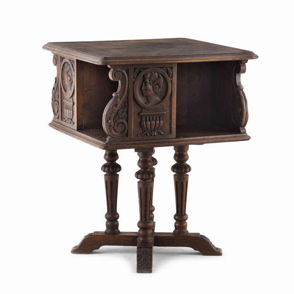 Tavolino-libreria da centro in rovere intagliato  - Asta Antiquariato - Associazione Nazionale - Case d'Asta italiane