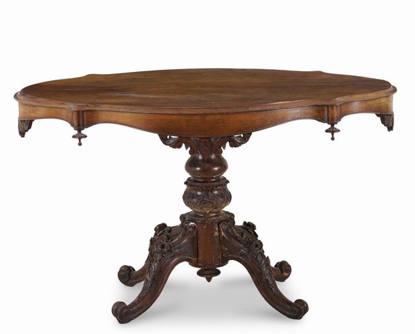 Tavolo Luigi Filippo in legno intagliato. XIX secolo  - Asta Antiquariato - Associazione Nazionale - Case d'Asta italiane