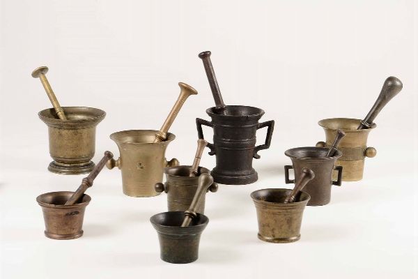 Raccolta di nove mortai in bronzo e varie leghe. Epoche differenti  - Asta Antiquariato - Associazione Nazionale - Case d'Asta italiane