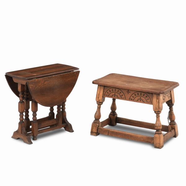 Lotto composto da un piccolo tavolino ad alette e un tavolino intagliato  - Asta Antiquariato - Associazione Nazionale - Case d'Asta italiane