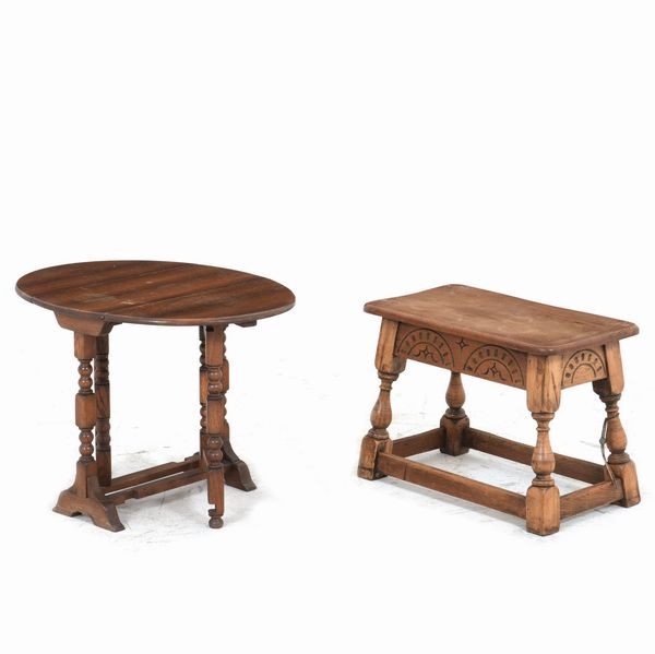 Lotto composto da un piccolo tavolino ad alette e un tavolino intagliato  - Asta Antiquariato - Associazione Nazionale - Case d'Asta italiane