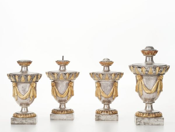 Quattro portapalme in legno dipinto e dorato.  - Asta Antiquariato - Associazione Nazionale - Case d'Asta italiane