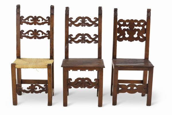 Tre antichi seggioloni in legno intagliato. XVII-XVIII secolo  - Asta Antiquariato - Associazione Nazionale - Case d'Asta italiane