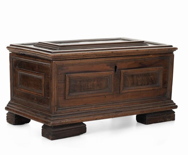 Cassina in noce. XVII secolo  - Asta Antiquariato - Associazione Nazionale - Case d'Asta italiane