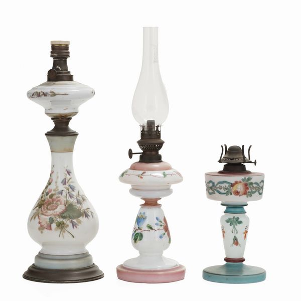 Tre lampade a olio in vetro opalino e bronzo  - Asta Antiquariato - Associazione Nazionale - Case d'Asta italiane