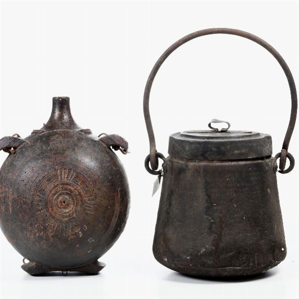 Lotto composto da vaso in metallo con manico e coperchio e fiasca in legno  - Asta Antiquariato - Associazione Nazionale - Case d'Asta italiane