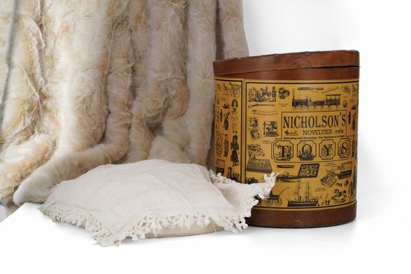 Contenitore in cartone con stampe  - Asta Antiquariato - Associazione Nazionale - Case d'Asta italiane