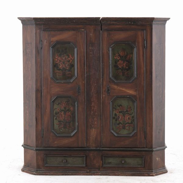 Armadio tirolese a due ante in legno intagliato. XIX secolo  - Asta Antiquariato - Associazione Nazionale - Case d'Asta italiane
