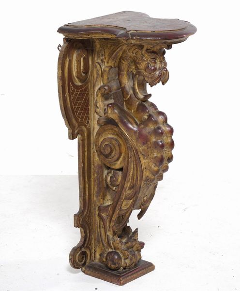 Piccola consolle in legno intagliato, sostegno in forma di animale fantastico. XIX secolo  - Asta Antiquariato - Associazione Nazionale - Case d'Asta italiane