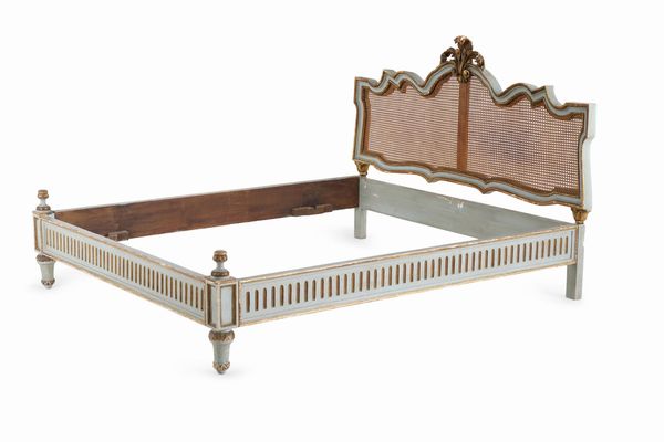 Letto matrimoniale stile Luigi XVI in legno dipinto e dorato  - Asta Antiquariato - Associazione Nazionale - Case d'Asta italiane