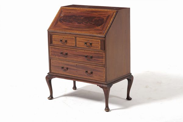 Piccola ribalta lastronata e filettata. Inghilterra, XX secolo  - Asta Antiquariato - Associazione Nazionale - Case d'Asta italiane