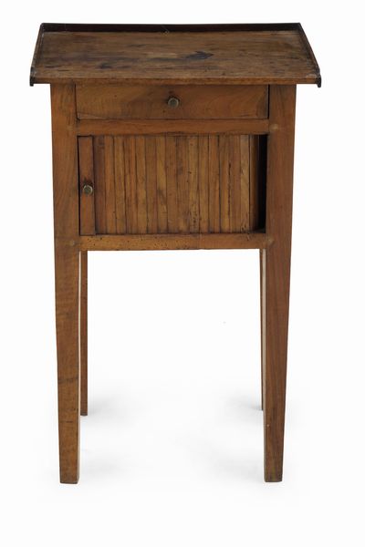 Comodino in legno ad un cassrtto. XIX secolo  - Asta Antiquariato - Associazione Nazionale - Case d'Asta italiane
