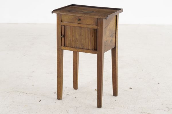 Comodino in legno ad un cassrtto. XIX secolo  - Asta Antiquariato - Associazione Nazionale - Case d'Asta italiane