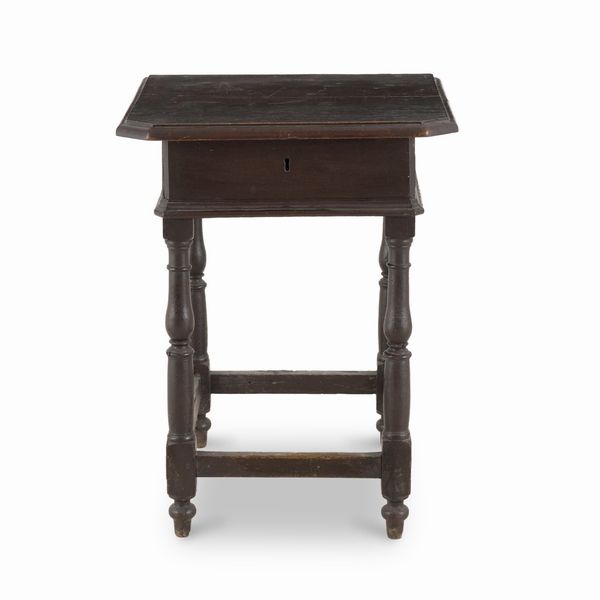 Tavolino ad un cassetto. XVII secolo  - Asta Antiquariato - Associazione Nazionale - Case d'Asta italiane