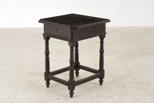 Tavolino ad un cassetto. XVII secolo  - Asta Antiquariato - Associazione Nazionale - Case d'Asta italiane