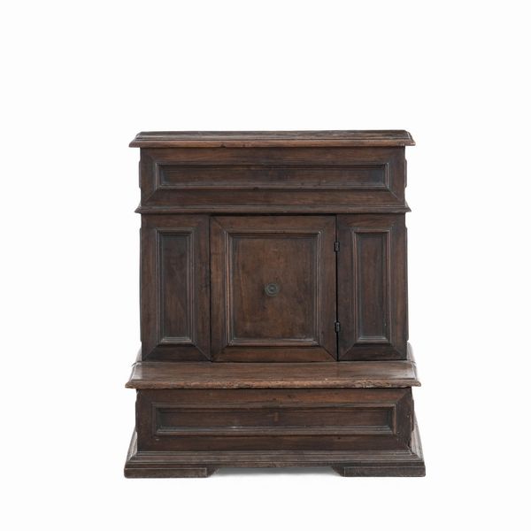 Inginocchiatoio in noce con anta pannellata. Elementi antichi  - Asta Antiquariato - Associazione Nazionale - Case d'Asta italiane