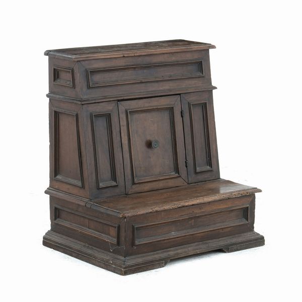 Inginocchiatoio in noce con anta pannellata. Elementi antichi  - Asta Antiquariato - Associazione Nazionale - Case d'Asta italiane