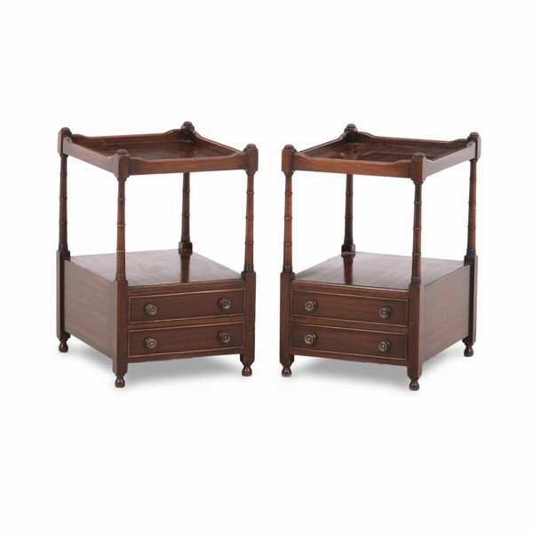 Coppia di comodini in legno a due ripiani e 2 cassetti  - Asta Antiquariato - Associazione Nazionale - Case d'Asta italiane