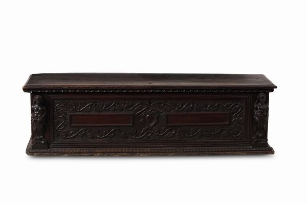 Cassapanca in legno intagliato. XVII secolo  - Asta Antiquariato - Associazione Nazionale - Case d'Asta italiane