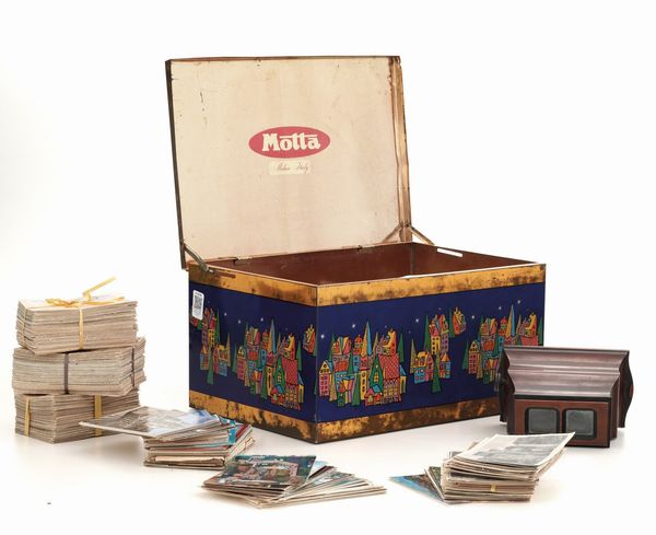 Scatola in metallo contenete lettere e cartoline  - Asta Antiquariato - Associazione Nazionale - Case d'Asta italiane