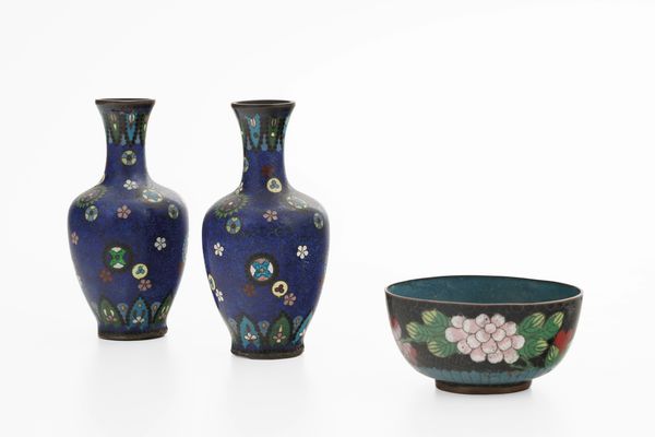Due vasi e una ciotola con decoro a smalti cloisonn  - Asta Antiquariato - Associazione Nazionale - Case d'Asta italiane