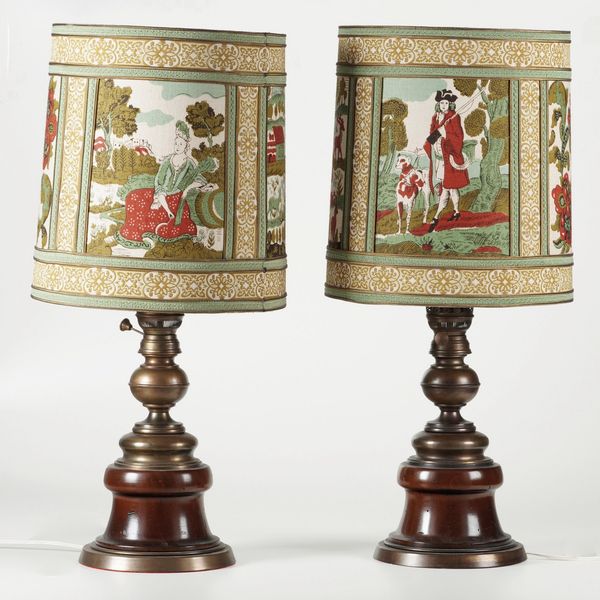 Coppia di lampade in bronzo e legno con paralume decorato a scene di caccia  - Asta Antiquariato - Associazione Nazionale - Case d'Asta italiane