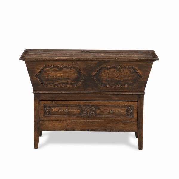 Madia in legno intagliato  - Asta Antiquariato - Associazione Nazionale - Case d'Asta italiane