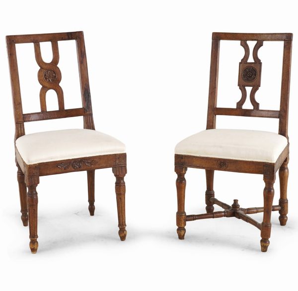 Due sedie rivestite in tessuto bianco  - Asta Antiquariato - Associazione Nazionale - Case d'Asta italiane