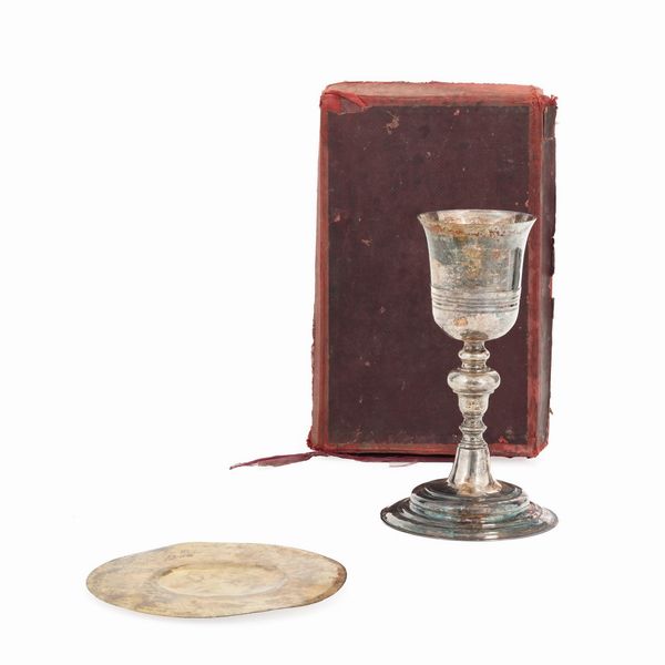Calice eucaristico e piattino in metallo argentato. XIX-XX secolo  - Asta Antiquariato - Associazione Nazionale - Case d'Asta italiane