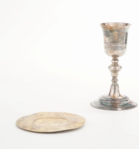 Calice eucaristico e piattino in metallo argentato. XIX-XX secolo  - Asta Antiquariato - Associazione Nazionale - Case d'Asta italiane