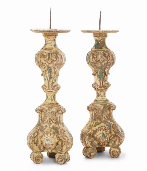 Coppia di candelieri in legno intagliato e dipinto  - Asta Antiquariato - Associazione Nazionale - Case d'Asta italiane