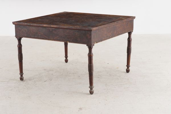 Tavolo quadrato in legno lastronato in radica. XIX secolo  - Asta Antiquariato - Associazione Nazionale - Case d'Asta italiane