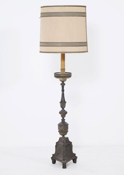 Torciera in metallo sbalzato  - Asta Antiquariato - Associazione Nazionale - Case d'Asta italiane