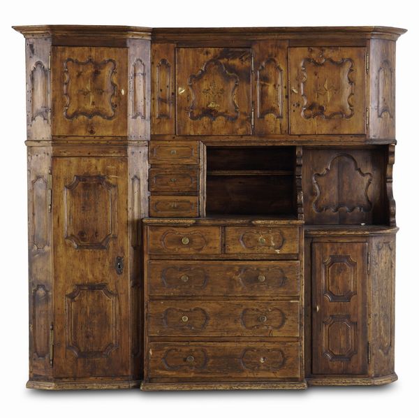 Grande credenza in legno intagliato. XIX-XX secolo  - Asta Antiquariato - Associazione Nazionale - Case d'Asta italiane
