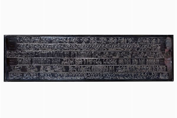 Grande placca su rame argentato raffigurante i fregi del Partenone. XX secolo  - Asta Antiquariato - Associazione Nazionale - Case d'Asta italiane