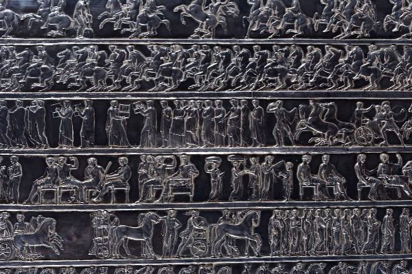 Grande placca su rame argentato raffigurante i fregi del Partenone. XX secolo  - Asta Antiquariato - Associazione Nazionale - Case d'Asta italiane