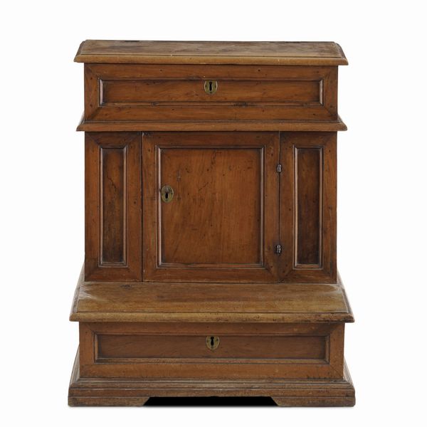 Inginocchiatoio in noce. XVII-XVIII secolo  - Asta Antiquariato - Associazione Nazionale - Case d'Asta italiane