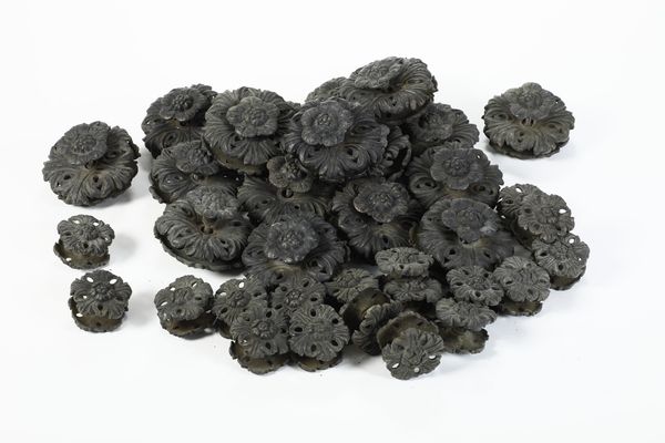 Insieme di 18 guarnizioni grandi e 18 guarnizioni piccole in bronzo a foggia di fiore, XIX-XX secolo  - Asta Antiquariato - Associazione Nazionale - Case d'Asta italiane