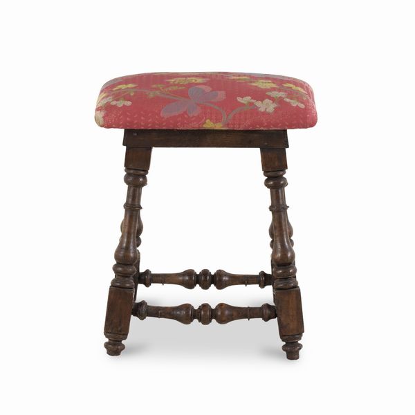 Panchetto in legno intagliato. XVII secolo  - Asta Antiquariato - Associazione Nazionale - Case d'Asta italiane