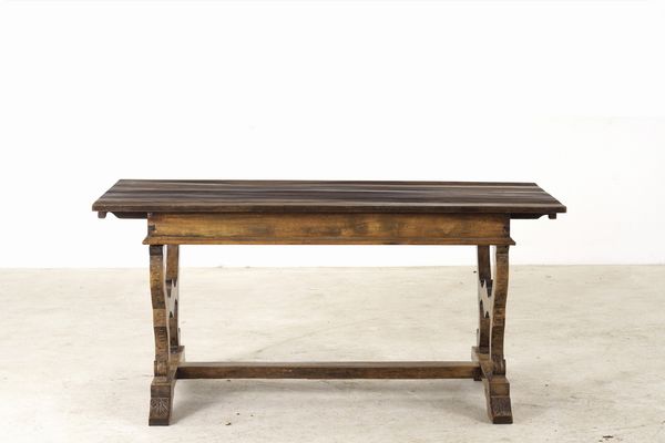 Tavolo e sei sedie in legno intagliato. XIX-XX secolo  - Asta Antiquariato - Associazione Nazionale - Case d'Asta italiane