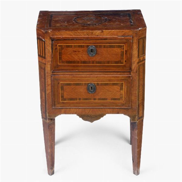 Comodino a due cassetti lastronato ed intarsiato in vari legni. XVIII secolo  - Asta Antiquariato - Associazione Nazionale - Case d'Asta italiane
