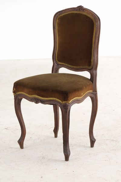 Coppia di poltrone in legno intagliato e una diversa  - Asta Antiquariato - Associazione Nazionale - Case d'Asta italiane