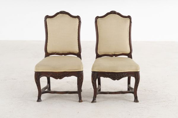 Coppia di poltrone in legno intagliato e una diversa  - Asta Antiquariato - Associazione Nazionale - Case d'Asta italiane