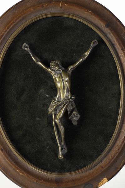 Crocifisso in metallo argentato. Italia meridionale, probabilmente XIX secolo  - Asta Antiquariato - Associazione Nazionale - Case d'Asta italiane