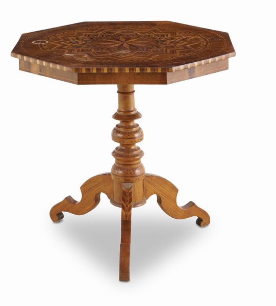 Tavolino con piano ottagonale intarsiato a motivo geometrico. XIX secolo  - Asta Antiquariato - Associazione Nazionale - Case d'Asta italiane