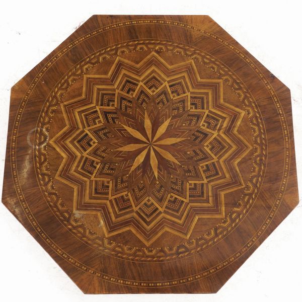 Tavolino con piano ottagonale intarsiato a motivo geometrico. XIX secolo  - Asta Antiquariato - Associazione Nazionale - Case d'Asta italiane