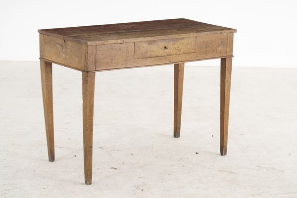Piccola scrivania ad un cassetto. XIX secolo  - Asta Antiquariato - Associazione Nazionale - Case d'Asta italiane