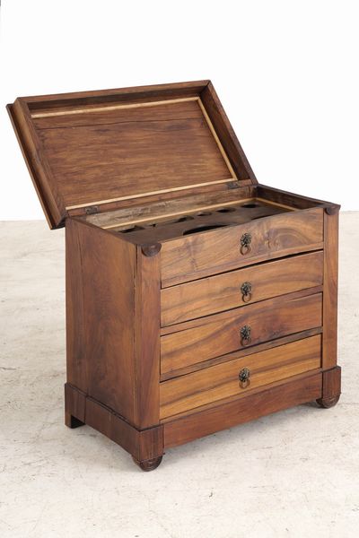 Mobile a quattro cassetti. XX secolo  - Asta Antiquariato - Associazione Nazionale - Case d'Asta italiane